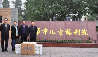 麥克威 福利院獻愛心